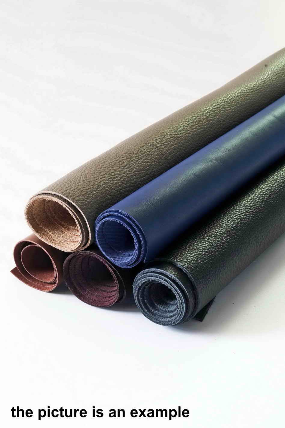 Può includere: Primo piano di sei rotoli di pelle in diversi colori, tra cui verde scuro, blu navy, nero, marrone e bordeaux. La pelle è arrotolata e i bordi sono visibili.