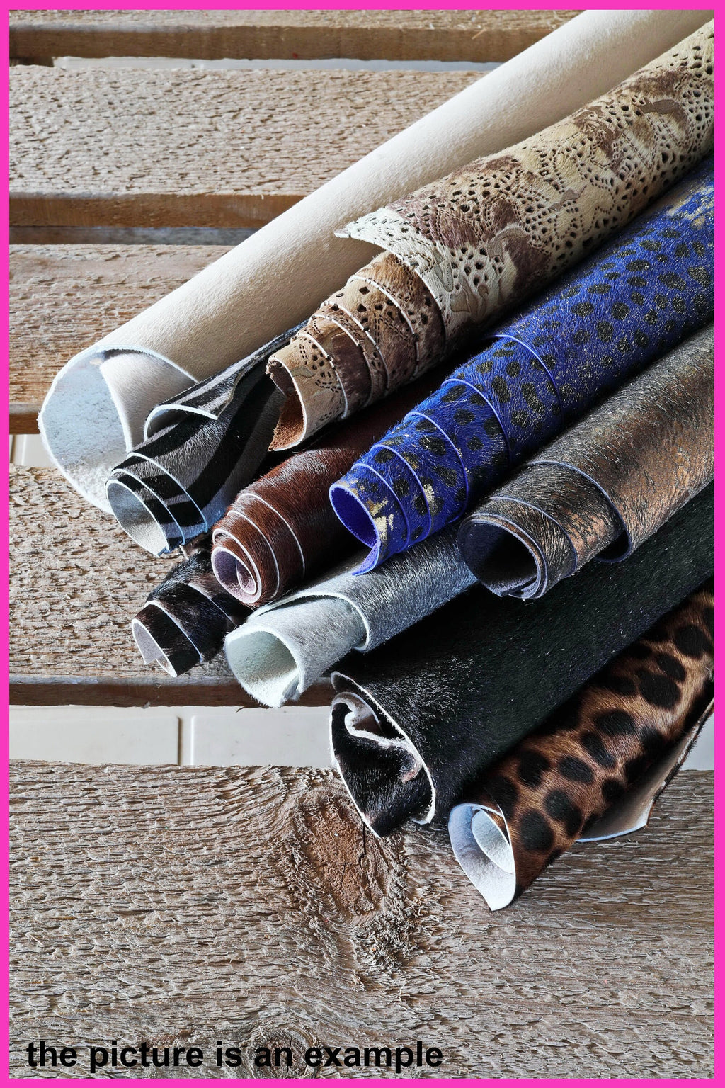 Può includere: Una varietà di pelli di cuoio arrotolate in diversi colori e motivi, tra cui marrone, nero, bianco, blu e stampa leopardata. Le pelli sono disposte su una superficie di legno.