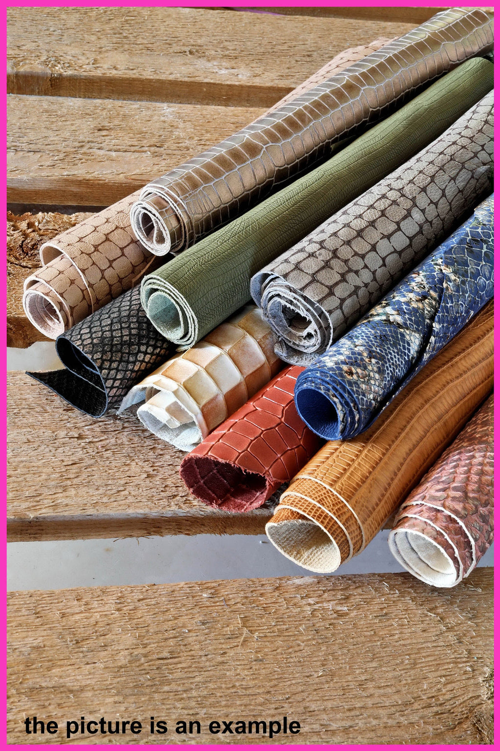 Può includere: Un assortimento di campioni di pelle arrotolati in diversi colori e motivi, tra cui marrone, verde, beige, nero, blu, rosso e marrone chiaro. La pelle è disposta su una superficie di legno.