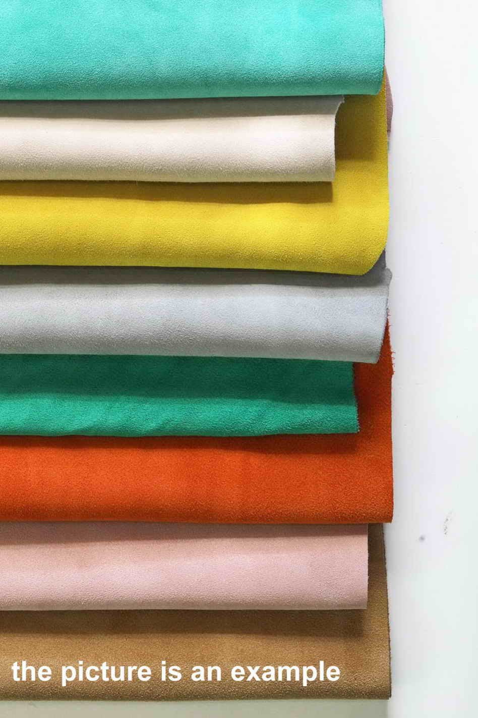 Può includere: Un set di otto campioni di tessuto in pelle scamosciata di diversi colori. I colori sono turchese, crema, giallo, grigio chiaro, verde, arancione, rosa e marrone.