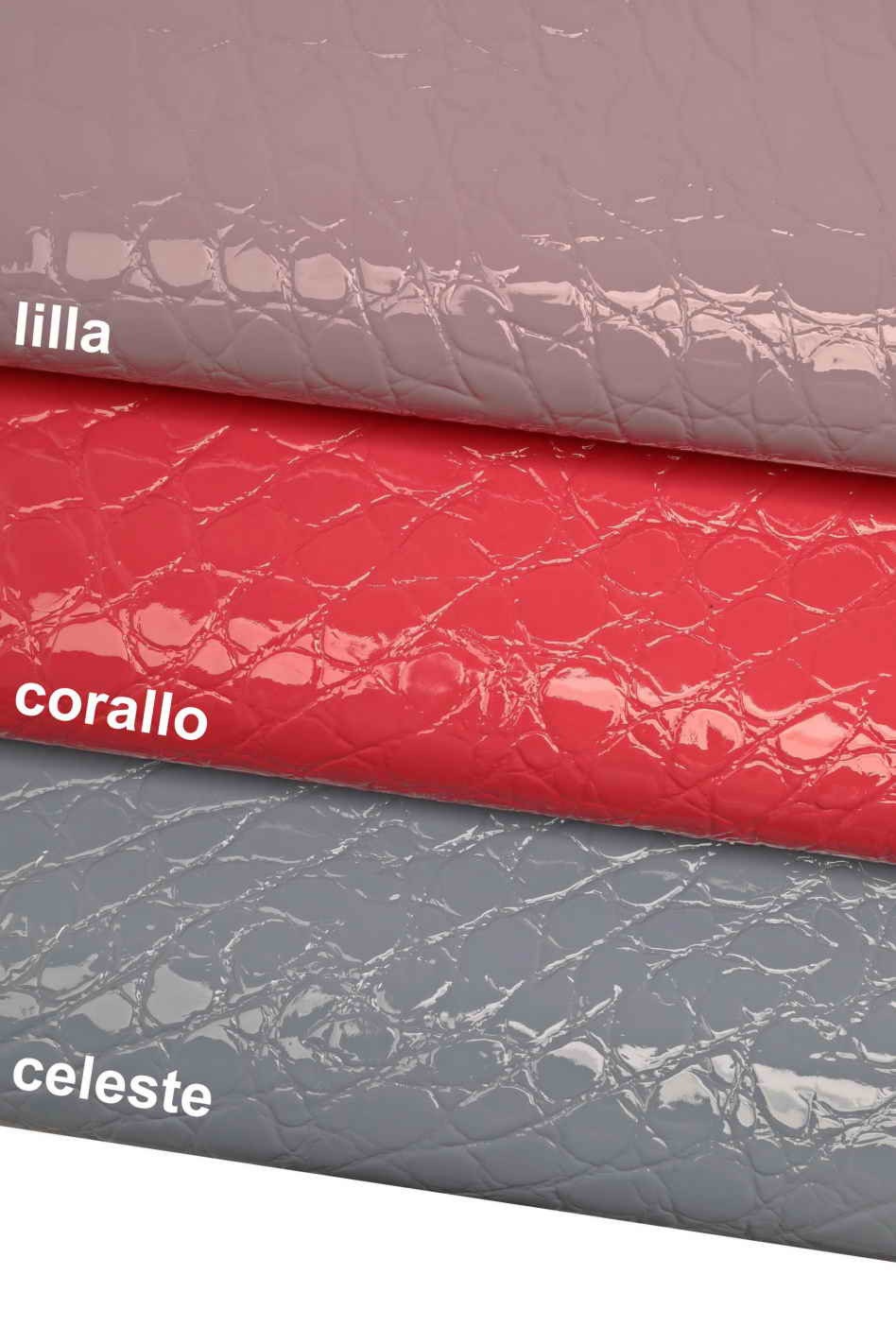 Può includere: Tre campioni di pelle sintetica in diversi colori. Il campione superiore è di colore lilla chiaro, il campione intermedio è di colore rosa acceso e il campione inferiore è di colore grigio chiaro. I campioni hanno un motivo goffrato a coccodrillo.