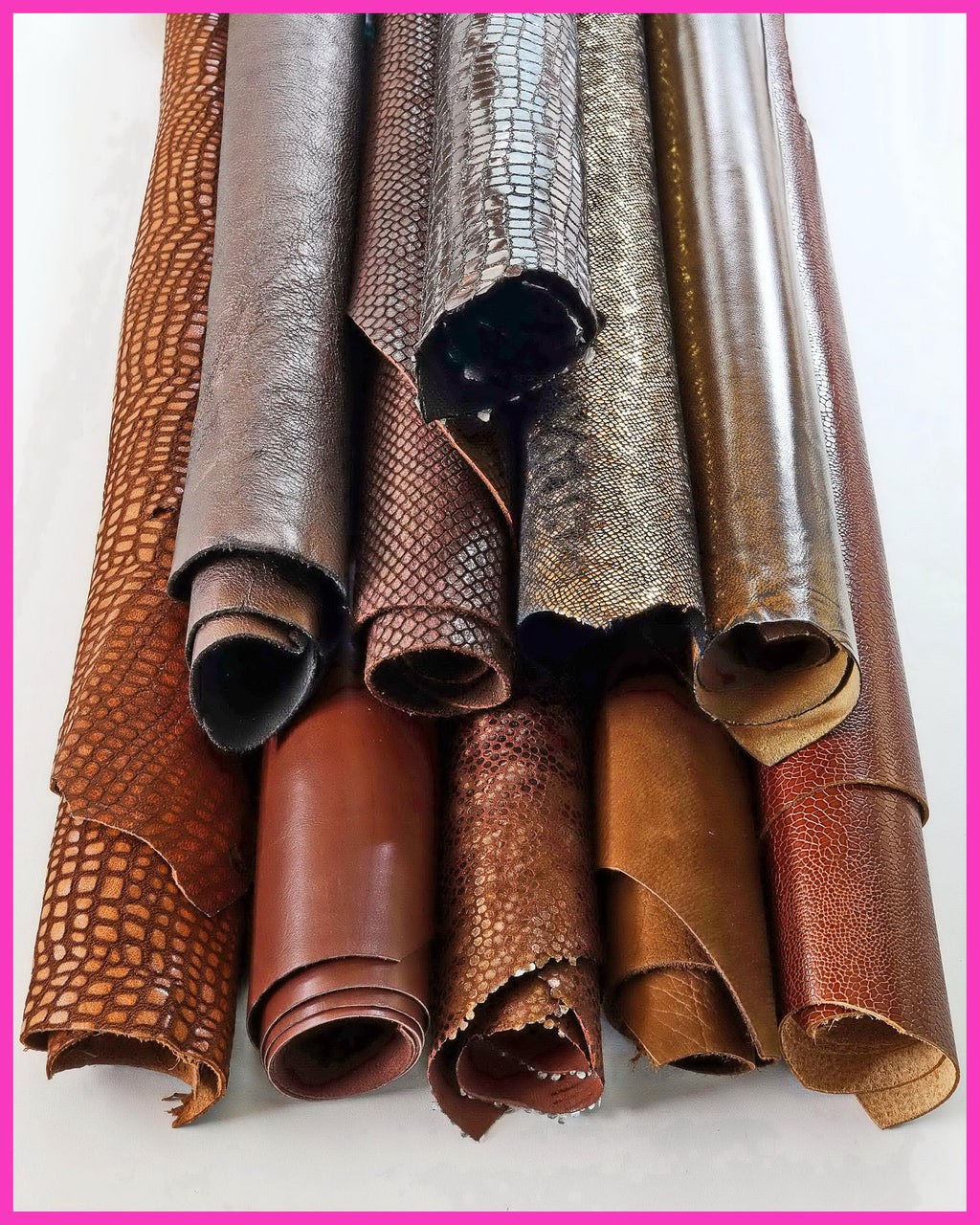 Può includere: Una collezione di pelli di cuoio arrotolate in varie tonalità di marrone, con texture come motivi a coccodrillo e serpente. Le pelli sono disposte verticalmente, mostrando i loro diversi colori e finiture.