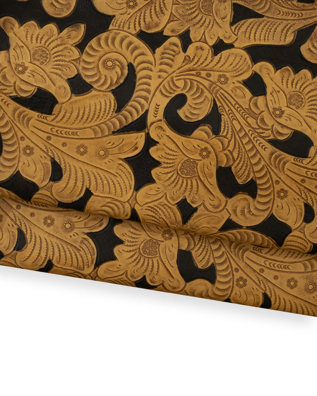 Può includere: Primo piano di un materiale in pelle con un motivo floreale dettagliato. Il design presenta fiori in rilievo e foglie vorticose in tonalità beige e marrone su uno sfondo nero. La trama della pelle è visibile, evidenziando l'artigianalità.