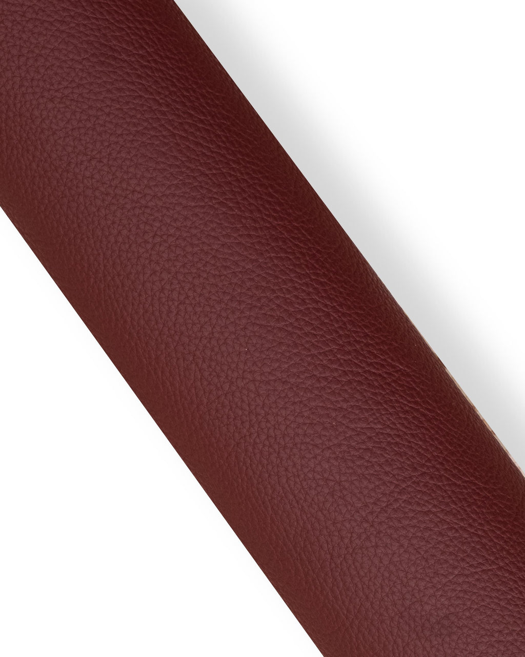 Può includere: Un pezzo arrotolato di pelle bordeaux con una superficie strutturata. La pelle è posizionata diagonalmente su uno sfondo bianco, con un'ombra lungo il bordo.