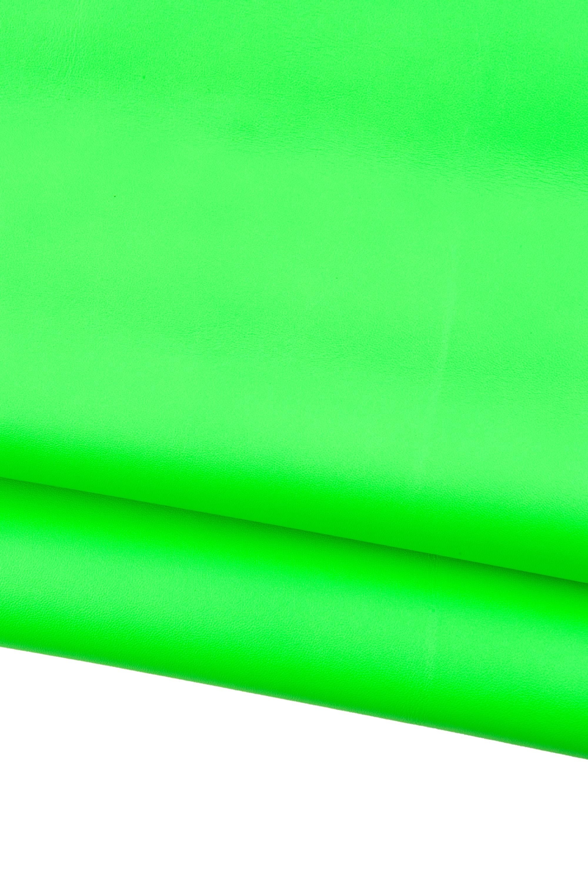 NEON GREEN tiny grain printed sheepskin, sporty soft leather skin, fluo green lambskin 1.0 - 1.1 mm for crafters B18868-TU La Garzarara