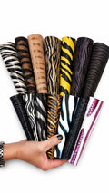 Può includere: Una collezione di fogli di finta pelle arrotolati con vari motivi animalier, tra cui strisce zebrate, tigrate e texture di pelle di serpente in colori come nero, bianco, oro, giallo, marrone, argento, blu e rosa.