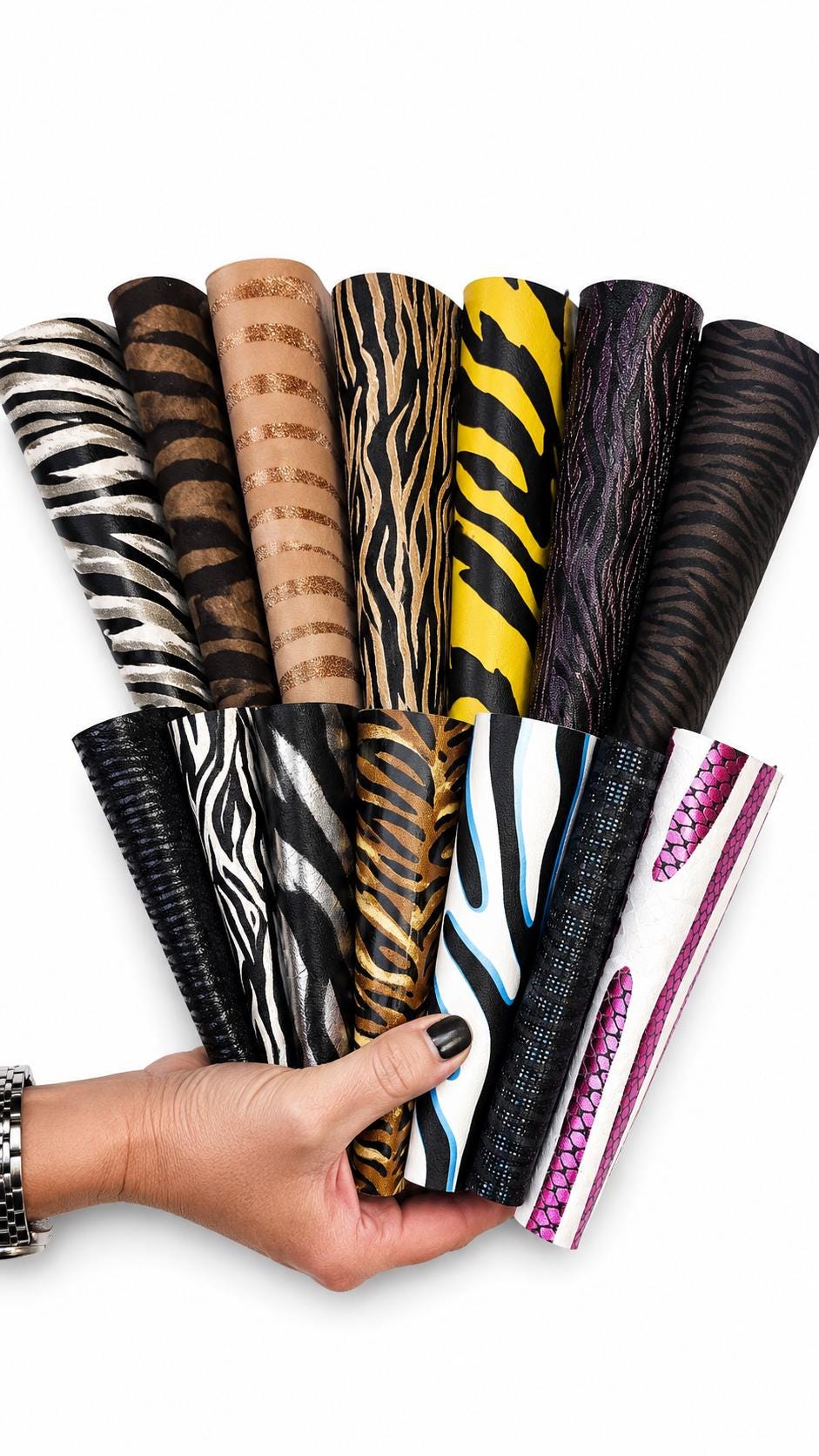 Può includere: Una collezione di fogli di finta pelle arrotolati con vari motivi animalier, tra cui strisce zebrate, tigrate e texture di pelle di serpente in colori come nero, bianco, oro, giallo, marrone, argento, blu e rosa.