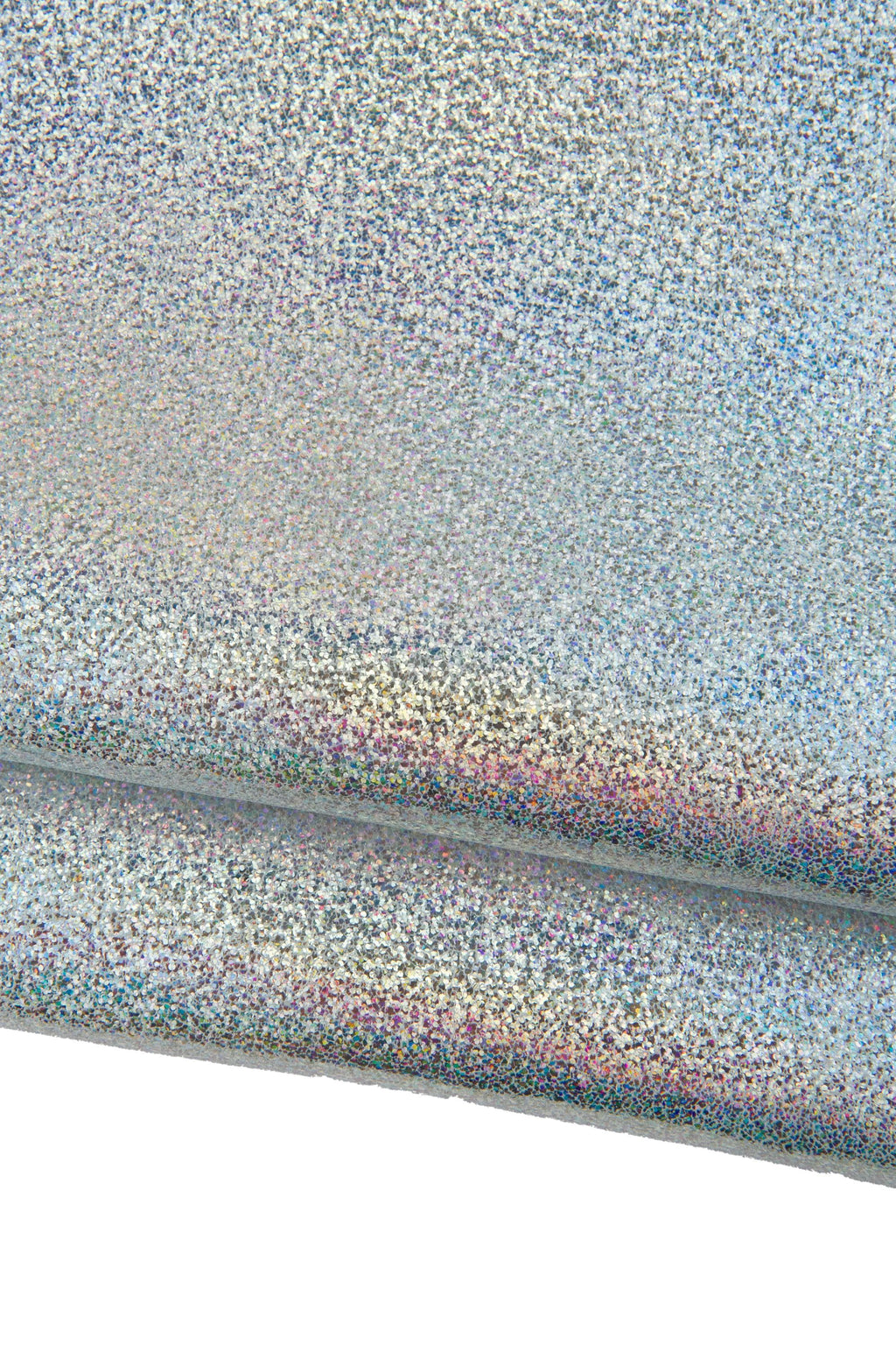 Può includere: Primo piano di un tessuto cangiante e iridescente con una superficie strutturata. Il materiale sembra essere piegato, rivelando strati di argento, blu e accenni di rosa e viola. Il tessuto ha un aspetto maculato, simile a glitter.