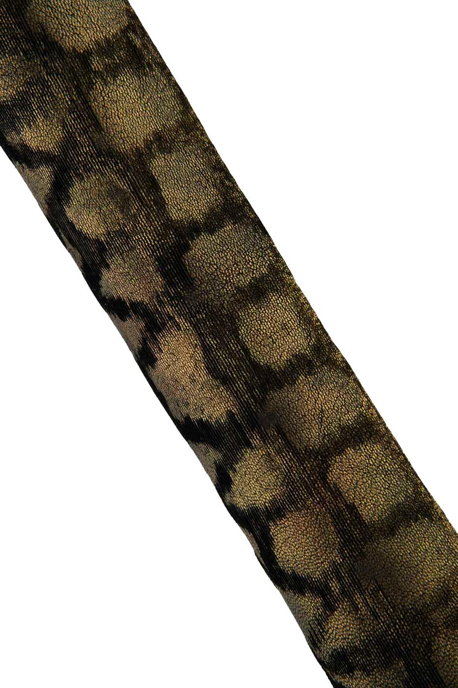 Può includere: Primo piano di una sezione di tessuto con un motivo a stampa animalier strutturato. Il design presenta una combinazione di toni neri e oro, creando un effetto scintillante. Il tessuto appare leggermente angolato su uno sfondo bianco.