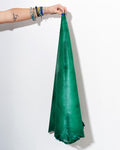 Può includere: Un singolo pezzo di pelle liscia e vibrante color verde smeraldo, tenuto in verticale. Il materiale presenta una tonalità verde satura e coerente con sottili variazioni di tono sulla superficie, mostrando una finitura opaca naturale.