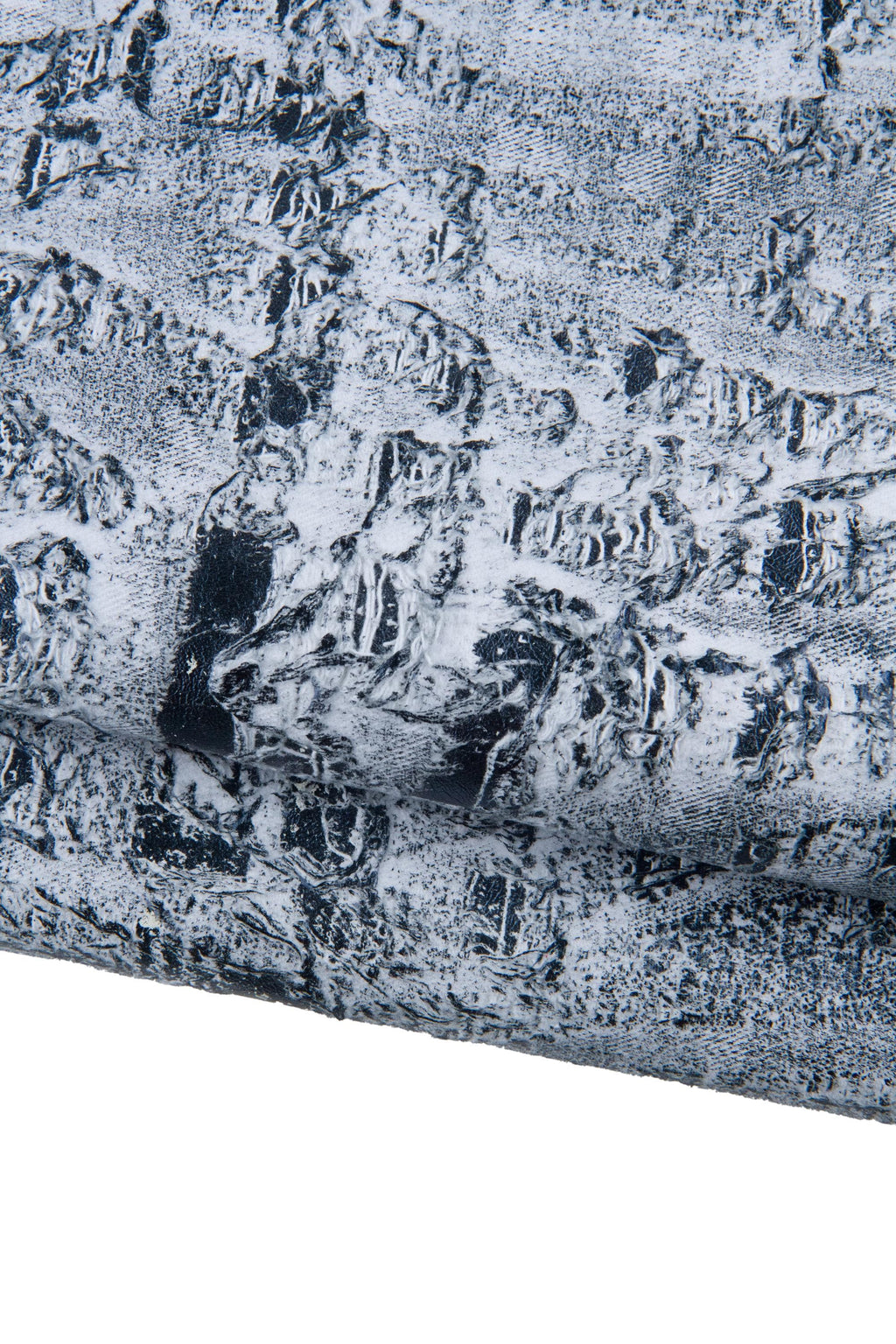 Può includere: Primo piano di materiale strutturato con un aspetto invecchiato e screziato. La superficie è prevalentemente bianca con accenti grigio scuro e neri, creando una texture ruvida, quasi simile alla pietra. Il materiale sembra essere piegato o stratificato.