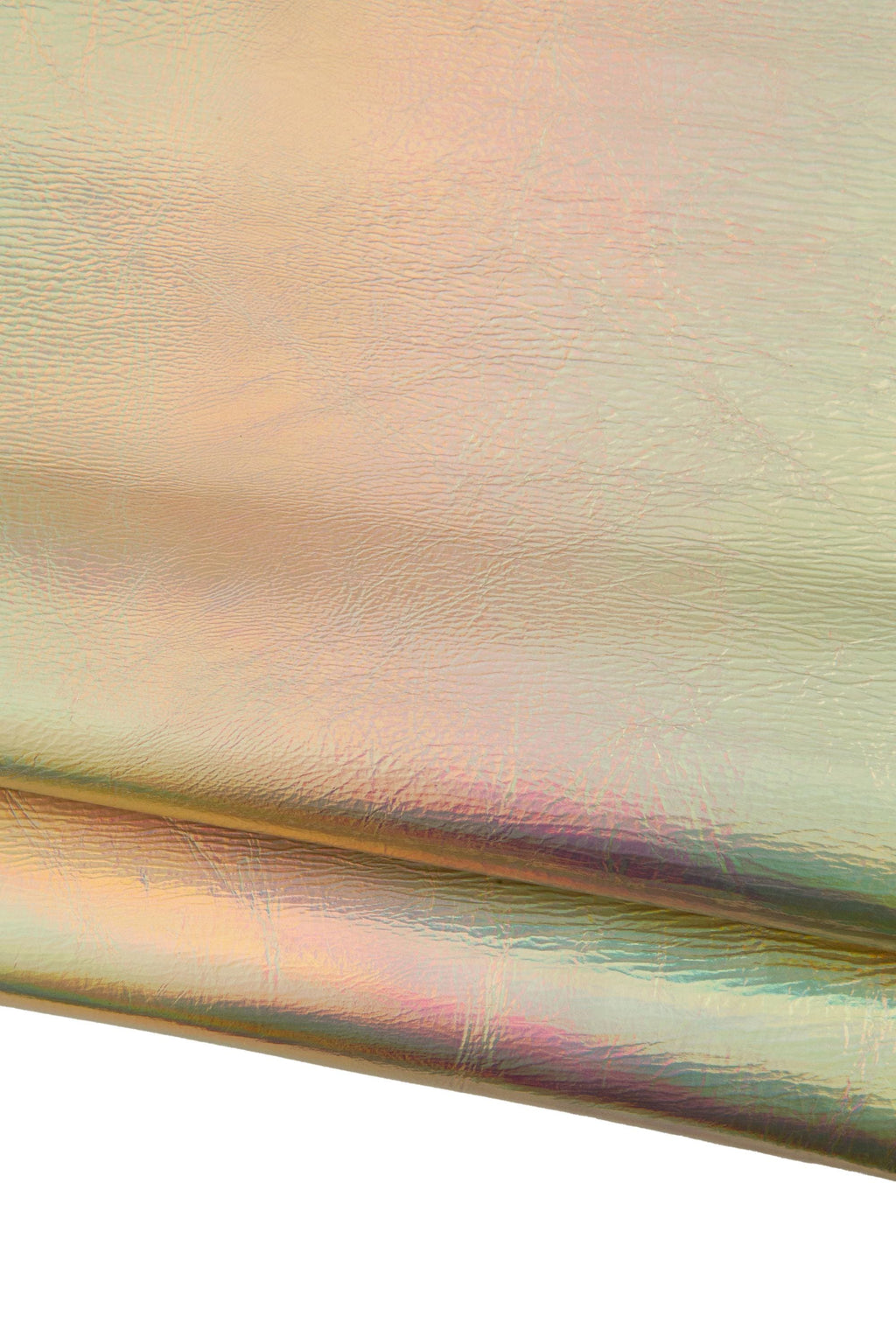 Può includere: Primo piano di tessuto iridescente con superficie strutturata. Il materiale mostra una gamma di colori, tra cui oro, rosa e verde, creando un effetto scintillante. Il tessuto è piegato, rivelando la sua struttura a strati.