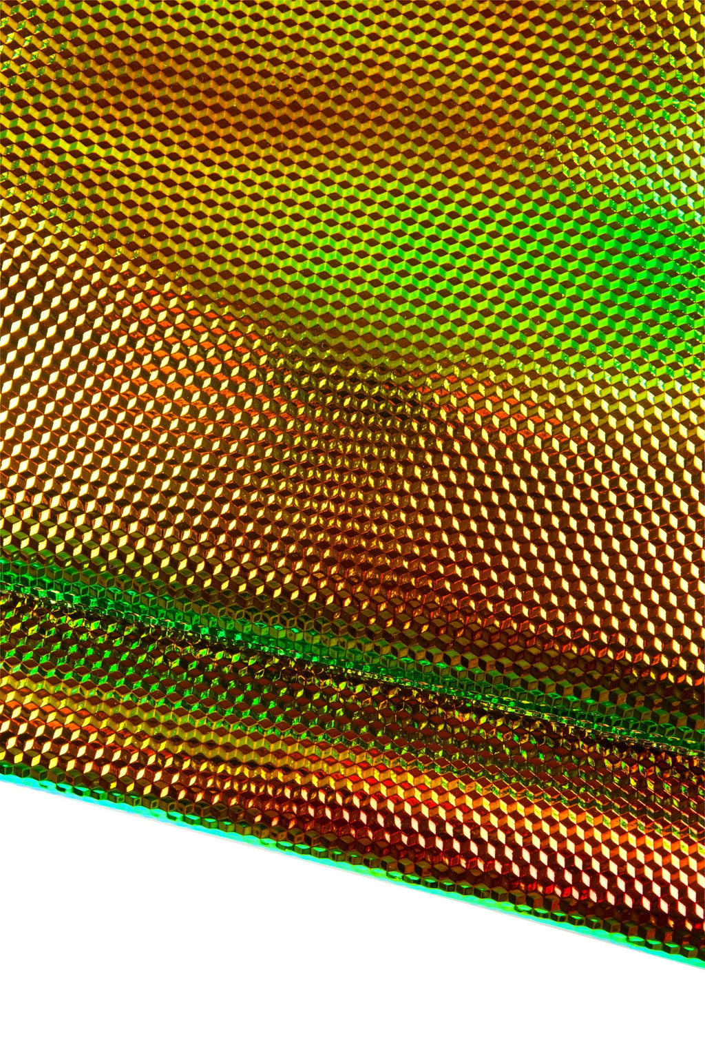 Può includere: Primo piano di un tessuto cangiante e iridescente con un motivo geometrico ripetuto. Il tessuto passa dal verde all'oro al rosso, creando una superficie vibrante e strutturata. Il materiale sembra essere piegato, rivelando la sua qualità tridimensionale.