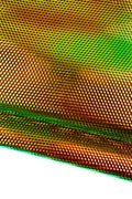Può includere: Primo piano di un tessuto cangiante e iridescente con un motivo geometrico ripetuto. Il tessuto passa dal verde all'oro al rosso, creando una superficie vibrante e strutturata. Il materiale sembra essere piegato, rivelando la sua qualità tridimensionale.