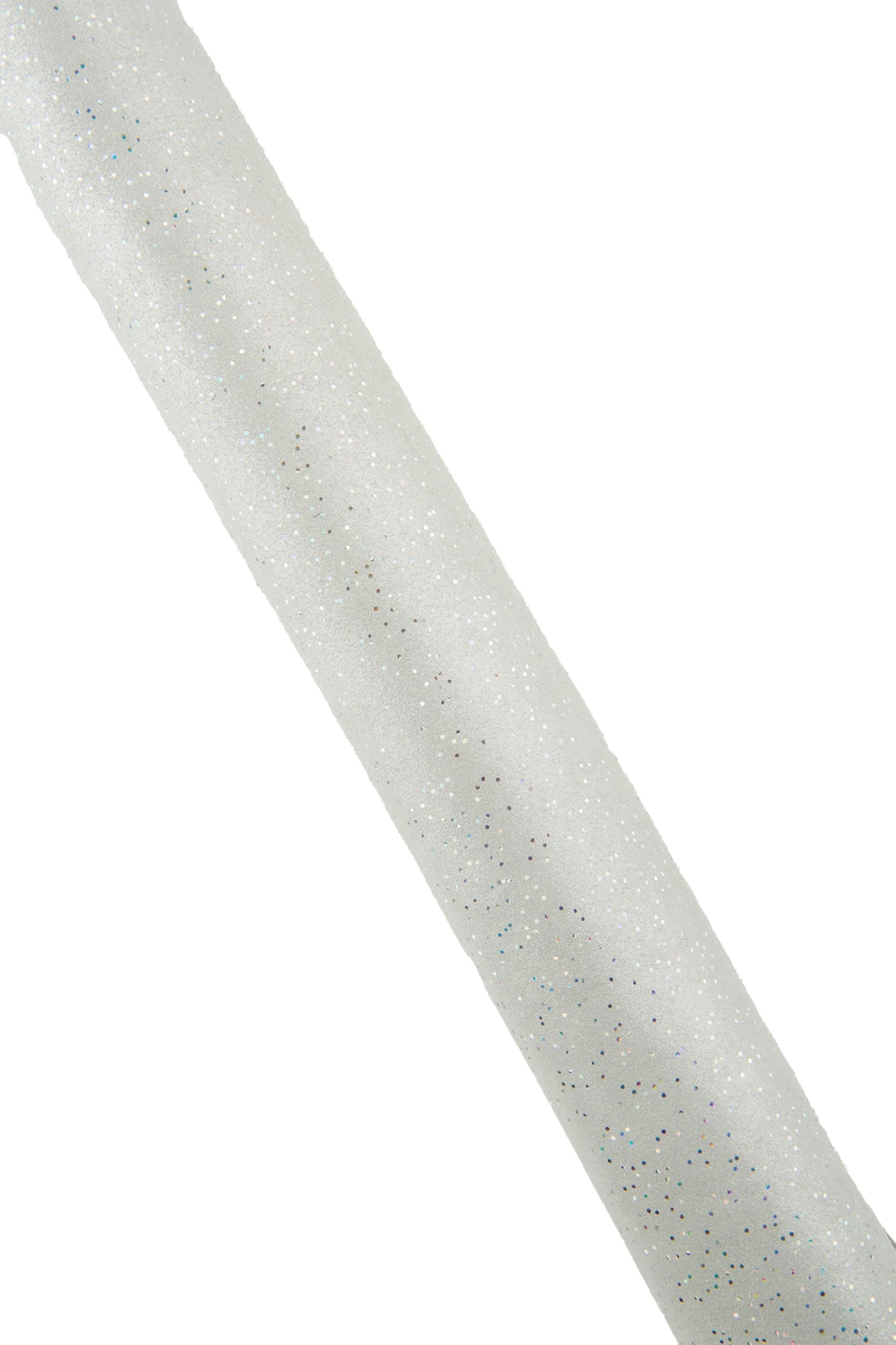 Può includere: Un oggetto decorativo bianco e cilindrico con una superficie glitterata e macchiettata. L'oggetto è angolato diagonalmente attraverso il telaio, con un aspetto morbido e strutturato. I glitter aggiungono una sottile brillantezza.