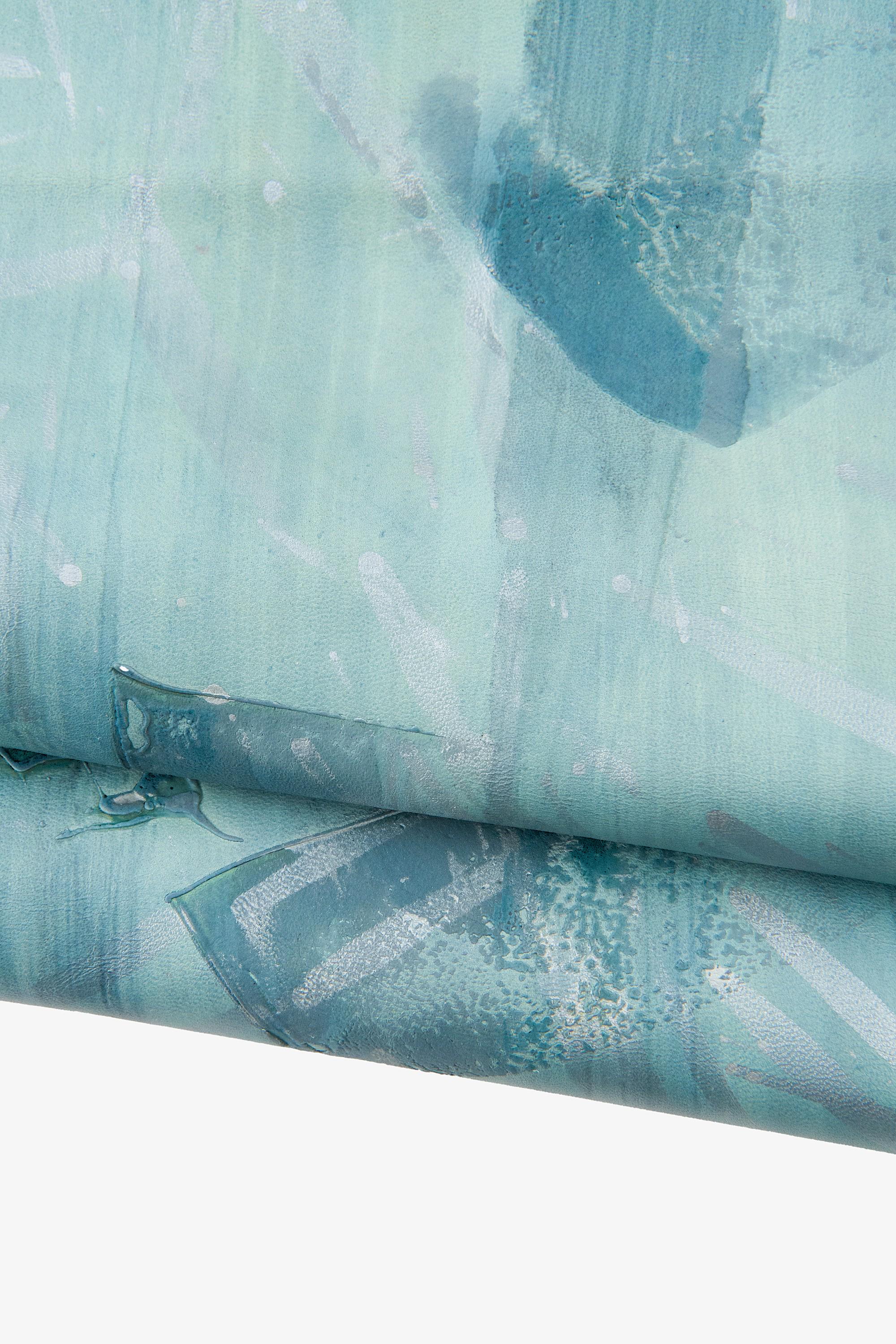 Può includere: Stampa artistica astratta con sfumature di verde acqua e blu con pennellate bianche. L'opera d'arte ha un aspetto strutturato, con un bordo arrotolato che rivela il retro della tela. Il tema generale è un design moderno e artistico.