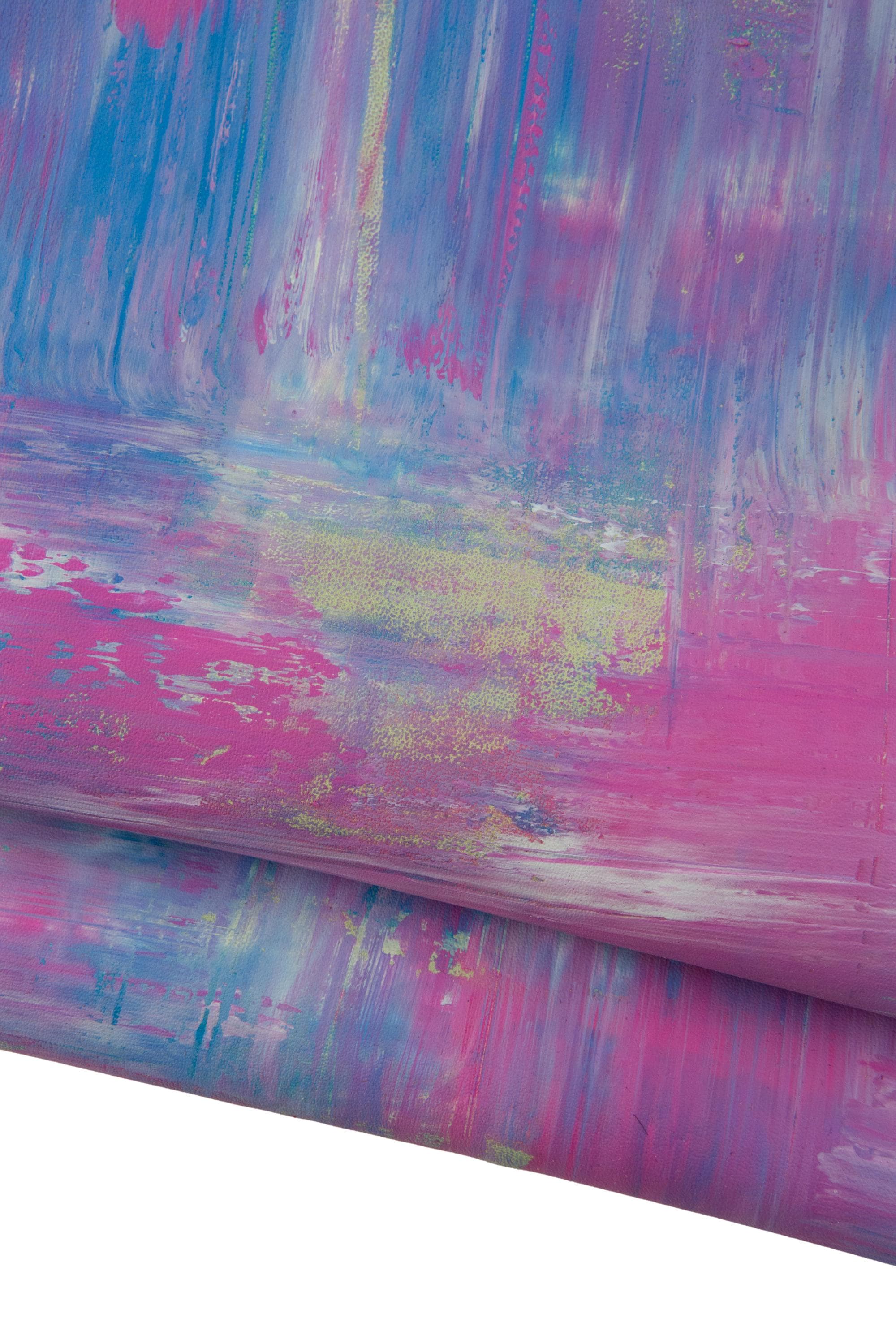 Può includere: Opera d'arte astratta con un effetto a strati. L'opera presenta una miscela di colori, tra cui sfumature di rosa, blu e giallo. Le pennellate creano un aspetto strutturato, con strati visibili e una sensazione di profondità.