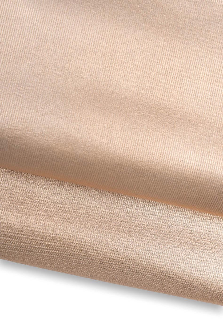 Può includere: Un pezzo di tessuto beige chiaro con una trama fine e liscia. Il materiale è ripiegato su se stesso, creando una morbida piega orizzontale al centro. La superficie presenta una lucentezza sottile e una trama uniforme in tutto il tessuto.