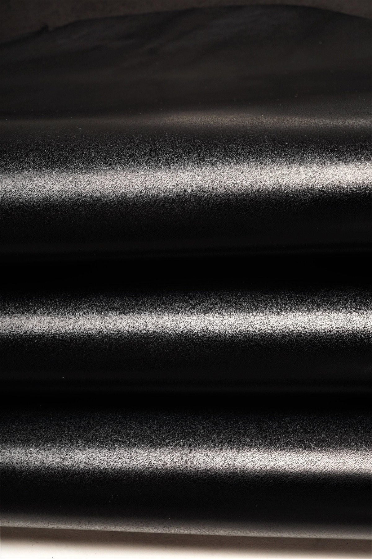 Black GLOSSY leather hide, SMOOTH brush-off calfskin, soft italian cowhide for diy objects B17924-TB La Garzarara
